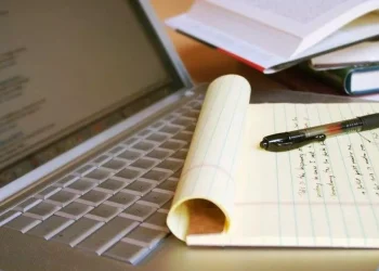 Día del Periodista: 7 de cada 10 se endeudan para vivir y el 65% cobra bajo la línea de pobreza