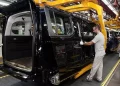 Derrapan la producción y la venta de autos y pick ups entre salarios bajos y créditos caros
