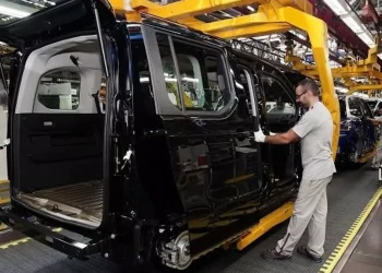 Derrapan la producción y la venta de autos y pick ups entre salarios bajos y créditos caros
