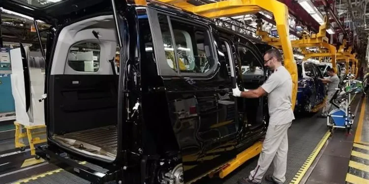 Derrapan la producción y la venta de autos y pick ups entre salarios bajos y créditos caros