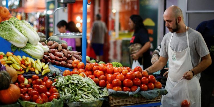Según el INDEC, una familia necesitó $1.500.000 en mayo para no ser pobre