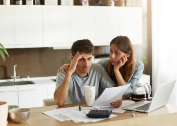 Por la caída de los salarios, los argentinos siguen perdiendo poder adquisitivo tras pagar gastos fijos