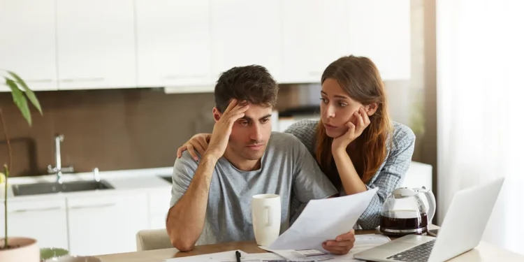 Por la caída de los salarios, los argentinos siguen perdiendo poder adquisitivo tras pagar gastos fijos