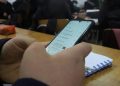 Chau pantallas en el aula: cada vez más colegios secundarios limitan el uso de celulares