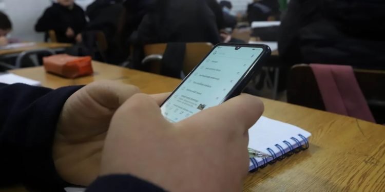 Chau pantallas en el aula: cada vez más colegios secundarios limitan el uso de celulares