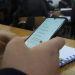 Chau pantallas en el aula: cada vez más colegios secundarios limitan el uso de celulares