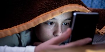 Avanzan las restricciones en el mundo a pantallas y redes sociales: “Es catastrófico”