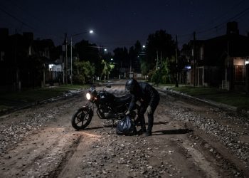 Terror de madrugada en el Barrio San Bernardo: Una abuela de 92 años resistió un brutal intento de secuestro virtual