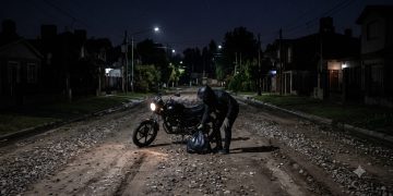 Terror de madrugada en el Barrio San Bernardo: Una abuela de 92 años resistió un brutal intento de secuestro virtual