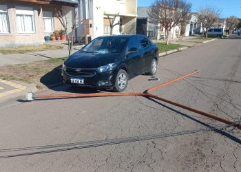 Tornquist: Una columna de alumbrado cayó sobre un auto estacionado tras ser arrastrada por un camión