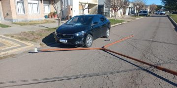 Tornquist: Una columna de alumbrado cayó sobre un auto estacionado tras ser arrastrada por un camión