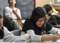 Más jóvenes terminan el secundario, pero Argentina sigue a mitad de tabla en la región