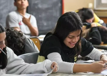 Más jóvenes terminan el secundario, pero Argentina sigue a mitad de tabla en la región