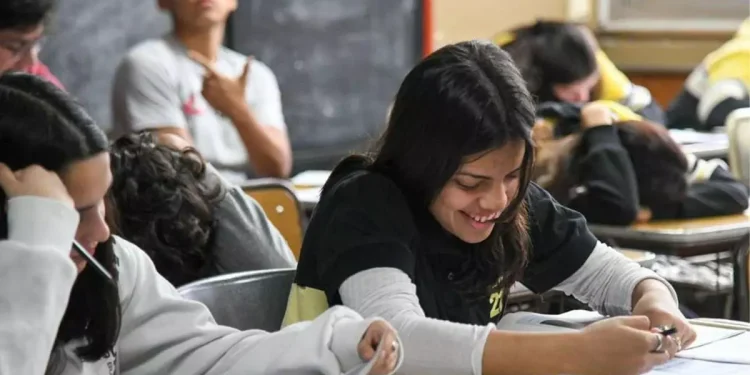 Más jóvenes terminan el secundario, pero Argentina sigue a mitad de tabla en la región