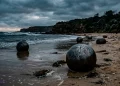 El misterio de las esferas metálicas que cayeron del cielo en una remota playa de Australia