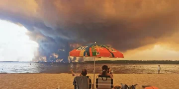 42.000 hectáreas arrasadas y 220.000 evacuados: la “carrera contrarreloj” frente al megaincendio de Francia
