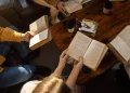 El auge de los clubes de lectura: leer para escapar de la lógica del rendimiento