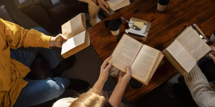 El auge de los clubes de lectura: leer para escapar de la lógica del rendimiento
