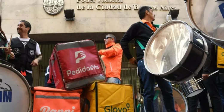 El drama del mercado laboral: la UCA advierte que el desempleo se convirtió en autoempleo informal