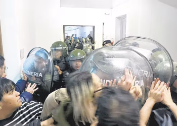 Un centenar de despidos en la Comisión Nacional de Energía Atómica y un golpe a la soberanía