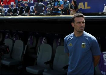Scaloni hasta las lágrimas: el DT argentino puso en duda su continuidad tras la derrota ante España