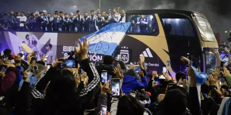 La Selección volvió a la Argentina y fue recibida por una multitud que le agradeció la campaña mundialista