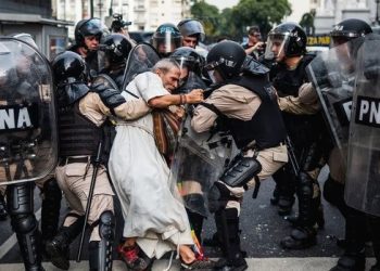 Un fotógrafo argentino fue premiado por una impactante imagen de la represión en el Congreso