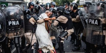 Un fotógrafo argentino fue premiado por una impactante imagen de la represión en el Congreso