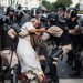 Un fotógrafo argentino fue premiado por una impactante imagen de la represión en el Congreso