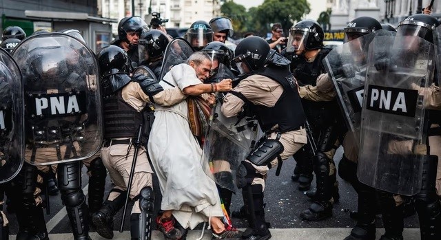 Un fotógrafo argentino fue premiado por una impactante imagen de la represión en el Congreso