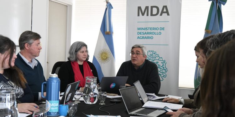 Javier Rodríguez encabezó la reunión de la Mesa Lechera Provincial
