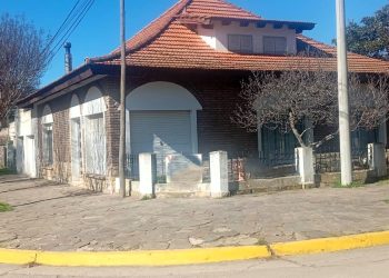 Investigan violento episodio en Saldungaray: Irrumpieron en una vivienda, amenazaron de muerte al propietario y destrozaron frentes con un cabo de hacha