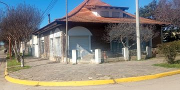 Investigan violento episodio en Saldungaray: Irrumpieron en una vivienda, amenazaron de muerte al propietario y destrozaron frentes con un cabo de hacha