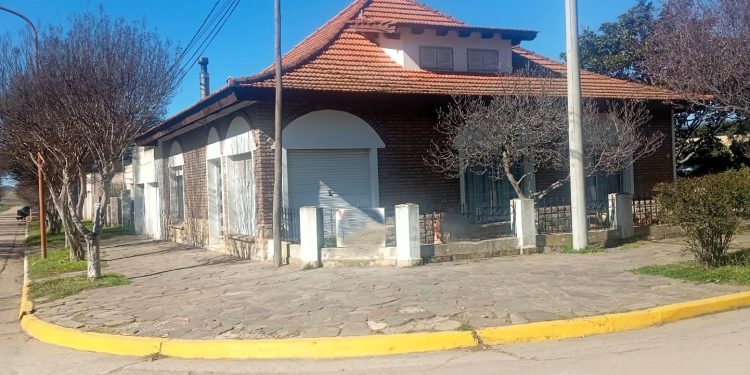 Investigan violento episodio en Saldungaray: Irrumpieron en una vivienda, amenazaron de muerte al propietario y destrozaron frentes con un cabo de hacha