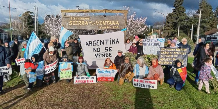 Sierra de la Ventana se movilizó en rechazo a la Ley de Inviolabilidad de la Propiedad Privada y en defensa del territorio