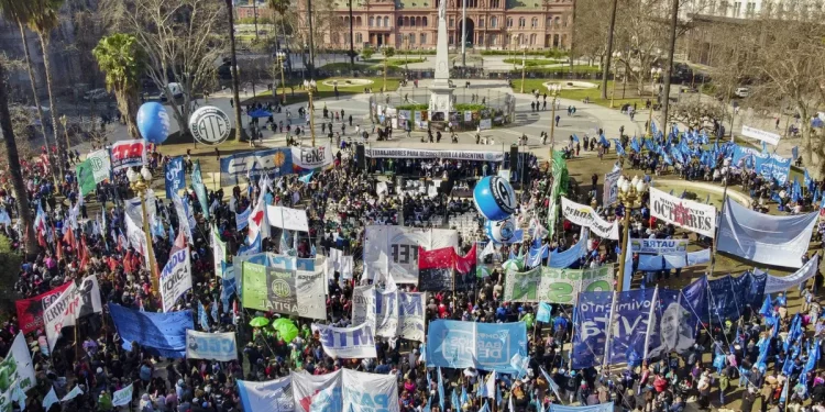 “No aceptamos una Argentina para unos pocos”: la marcha de San Cayetano reclamó trabajo, producción y justicia social