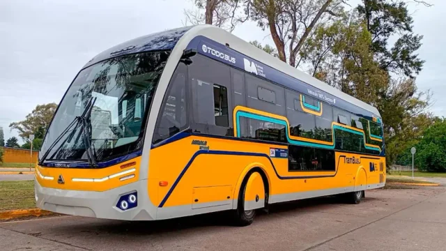 Llega el Trambús: cómo es el colectivo eléctrico que conecta cinco líneas de subte sin pasar por el centro