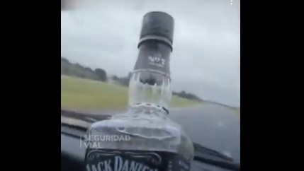 DEMENCIAL: Tomaba whisky al volante y se burló del «Si nos matamos, nos matamos” en la Ruta 2