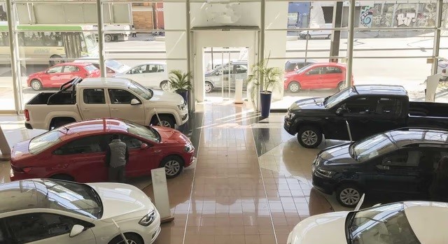 El patentamiento de autos cayó un 30,6% interanual en julio y concesionarias piden incentivos fiscales