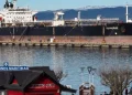 Un buque petrolero británico amarró en Ushuaia y el gobierno fueguino apuntó a Milei: “Es inadmisible”