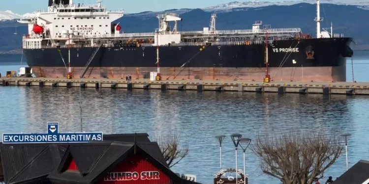 Un buque petrolero británico amarró en Ushuaia y el gobierno fueguino apuntó a Milei: “Es inadmisible”