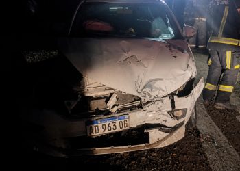 Choque frontal entre un camión y un auto en la Ruta 33: una mujer herida