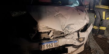 Choque frontal entre un camión y un auto en la Ruta 33: una mujer herida