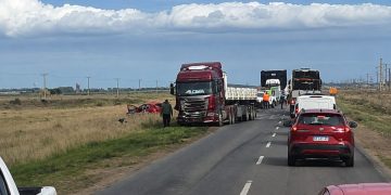 Tragedia en la Ruta 51: una mujer murió en un choque entre auto y camión