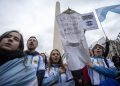 “Me pongo la camiseta para defender la ciencia argentina”: el reclamo de científicos, técnicos y docentes