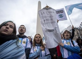 “Me pongo la camiseta para defender la ciencia argentina”: el reclamo de científicos, técnicos y docentes