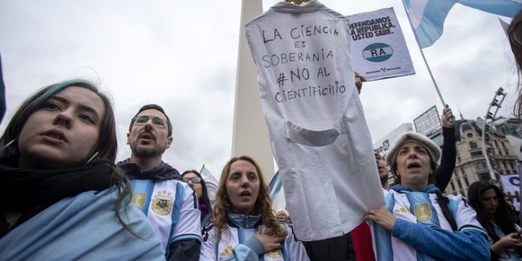 “Me pongo la camiseta para defender la ciencia argentina”: el reclamo de científicos, técnicos y docentes
