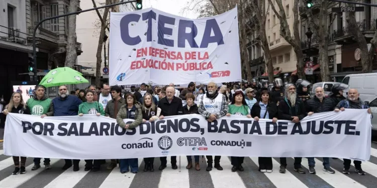 CTERA calificó de “contundente” el paro docente y advirtió que la Argentina se quedará “sin maestros”