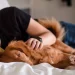 Una experta explica por qué no se recomienda dormir con tu perro o gato: “Existen motivos higiénicos para evitarlo”