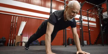 Un entrenador explica por qué el ejercicio de fuerza es clave para la longevidad: “Debería ser obligatorio, como una medicación”